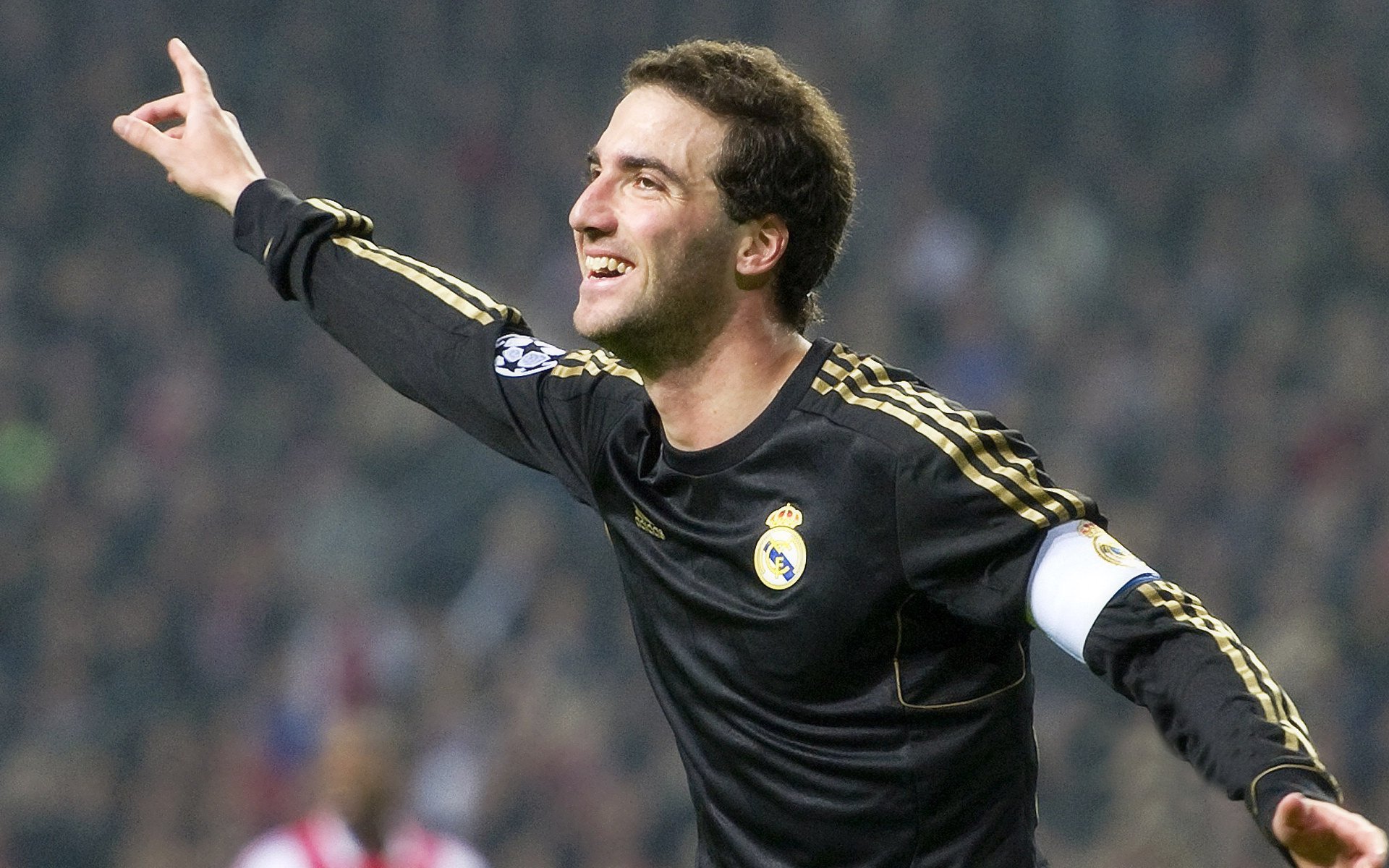 九游APP官网-弗朗索瓦·斯图尔特：身手敏捷的中场球员，南非队进攻核心之一